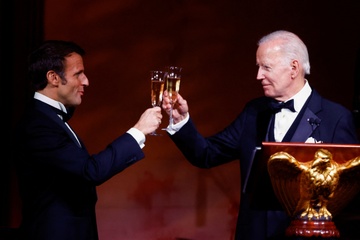 Ong Macron duoc dai tom hum sot bo o quoc yen dau tien cua ong Biden hinh anh