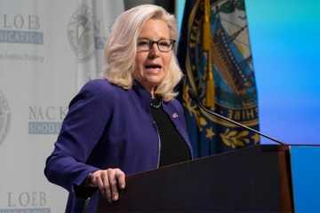 Ba Liz Cheney phan ung gay gat voi phat ngon moi cua ong Trump hinh anh