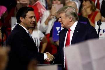 Nhom ung ho ong DeSantis no 'phat sung' dau tien vao ong Trump hinh anh