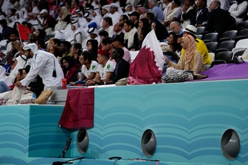 Co dong vien than dieu hoa o san van dong Qatar qua lanh ve dem hinh anh