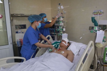 Vu oto tong 17 xe may o Ha Noi: Mot nguoi van hon me sau hinh anh