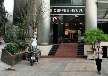 The Coffee House boi thuong cho bac si bi kinh do vao nguoi the nao hinh anh