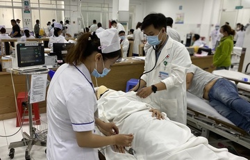 Mot nguoi bi cay gay o Cong vien Tao Dan de lun so hinh anh