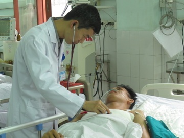 Cuu song nan nhan bi dam gan dut buong tim va thuy phoi hinh anh