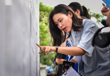 Gan mot trieu thi sinh lam thu tuc du thi THPT quoc gia 2018 hinh anh