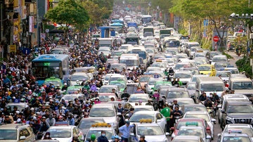 Ha Noi un tac tu sang toi toi, nguoi dan ra duong danh vat voi xe co hinh anh