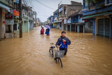 Pho co Bao Vinh ngap sau trong bien nuoc hinh anh