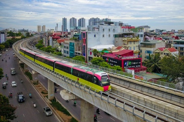 Tau duong sat Nhon - Ga Ha Noi lan banh qua nhieu tuyen pho hinh anh
