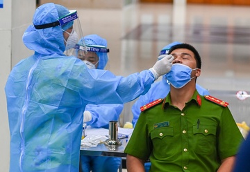 Nhan vien ga Ha Noi duoc lay mau xet nghiem nCoV trong dem hinh anh