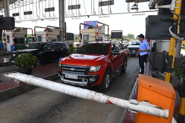 Phuong tien gap loi khi qua tram thu phi o cao toc Noi Bai - Lao Cai hinh anh