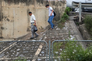 Hanh khach leo rao thoat khoi cao toc vi cua ngo Ha Noi tac cung hinh anh