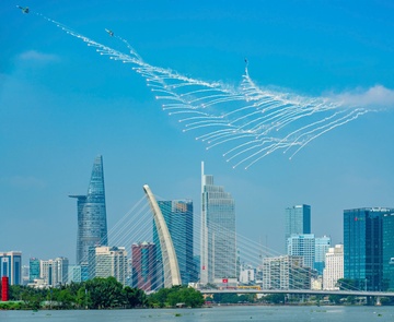 Tiem kich Su-30MK2 tha bay nhiet tren bau troi TP.HCM sang 30/4 hinh anh