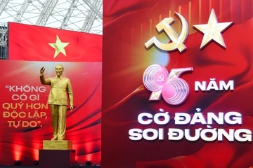 Rực sắc đỏ ấn tượng tại triển lãm '95 năm Cờ Đảng soi đường'