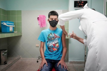 Cuba bat dau tiem vaccine Covid-19 cho tre em de som mo lai truong hoc hinh anh