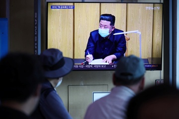 Ong Kim Jong Un giua 2 lua chon hinh anh