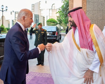 Chinh quyen Biden phan ung manh voi dong thai cua OPEC+ hinh anh