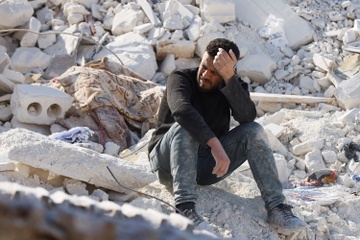 Nhung nguoi Syria tu boi xac nguoi than sau dong dat hinh anh