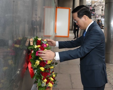 Chu tich nuoc dat hoa tai Bien Tuong niem Bac Ho o thu do London hinh anh