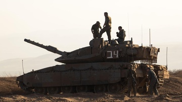 Xe tang Israel dam sap cong can cu Lien Hop Quoc o Lebanon hinh anh