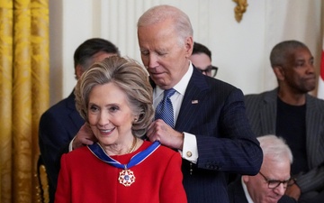 Ong Biden trao tang 18 huan chuong, gui thong diep ngam toi ong Trump hinh anh
