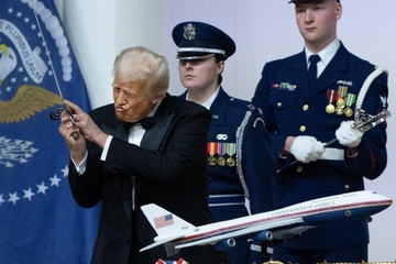 Ong Trump noi gian voi Boeing hinh anh