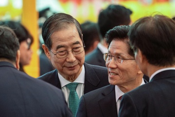 Hon loan bao trum cuoc dua gianh ghe tong thong Han Quoc hinh anh