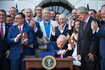 Ong Trump lam gi sau nua nam nhiem ky hai hinh anh