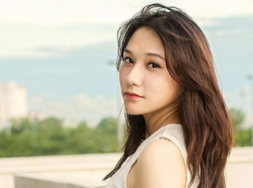 9X xinh xan lam guong mat trang bia bao du lich Da Nang hinh anh