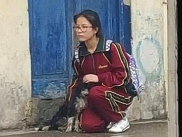 Nu sinh che mua cho cho bat ngo noi tieng hinh anh