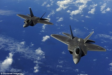 My dieu dong F-22 chan may bay nem bom Nga o gan Alaska hinh anh