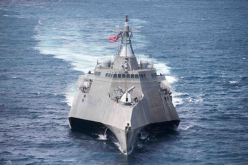 Tau tac chien USS Coronado cua My den cang Cam Ranh hinh anh