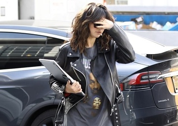 Selena Gomez mac ao in hinh Snoop Dogg, lo ve met moi khi xuong pho hinh anh