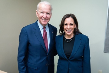 An y chinh tri trong trang phuc cua ba Kamala Harris hinh anh