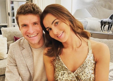 Vo Thomas Muller co gu thoi trang dong dieu voi chong hinh anh