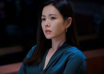 Boc gia vay ao, tui hieu va dong ho cua Son Ye Jin trong phim moi hinh anh