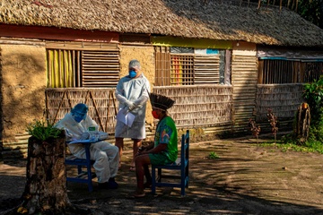 Nhan vien y te ghe tham, bo lac rung Amazon co ca nhiem dau tien hinh anh