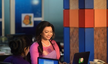 MC chuyen gioi bat khoc sau khi len song lan dau hinh anh