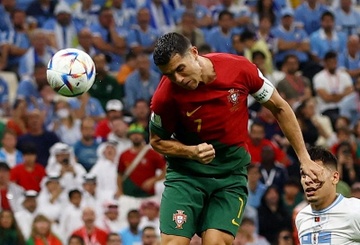 Co gi ben trong trai bong vua khien Ronaldo mat ban thang hinh anh