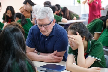 Tim Cook ngoi hoc cung hoc sinh tai Ha Noi hinh anh
