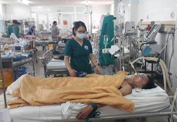 Bo Y te lo nguoi dan lay bia de... giai doc ruou hinh anh