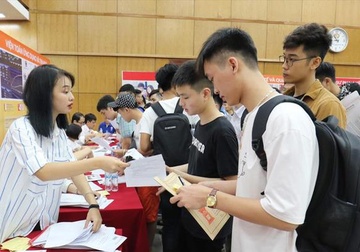 Tu chu dai hoc: Cac truong co tang hoc phi, o at mo nganh? hinh anh