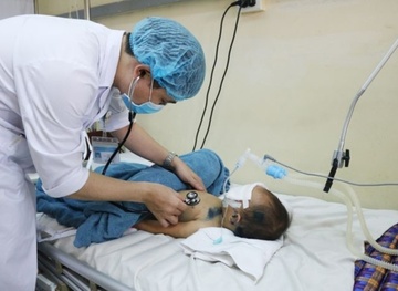 Be 21 thang tuoi hon me, tien luong nang vi duoi nuoc hinh anh