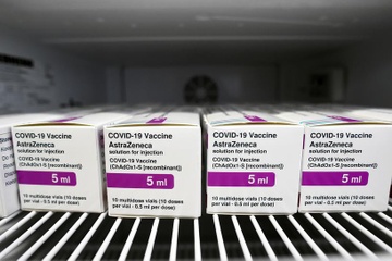 Ha Lan, Ireland tam ngung su dung vaccine Covid-19 cua AstraZeneca hinh anh