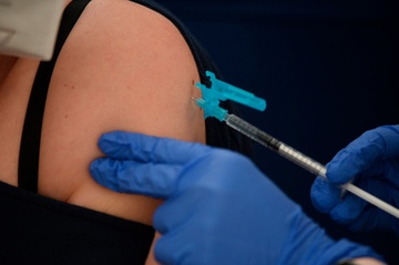 Mot phu nu Tay Ban Nha tu vong sau khi tiem vaccine AstraZeneca hinh anh