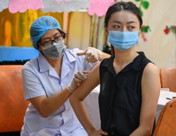 Toi phai lam gi neu bi ngua hong, te luoi sau tiem vaccine Covid-19? hinh anh