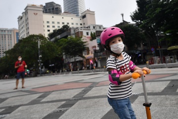 Bo Y te: Han che cho tre chua tiem vaccine ra ngoai hinh anh