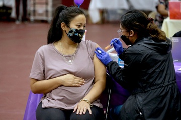 Thai phu tiem vaccine Covid-19 giup bao ve tre khoi nguy co nhap vien hinh anh