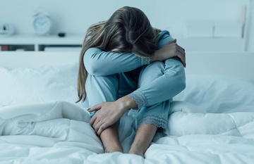 Can lam gi khi bi roi loan giac ngu hau Covid-19? hinh anh