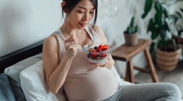 Thuc pham ba bau nen an vao mua he hinh anh