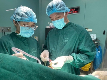 Nam bệnh nhân trò chuyện với bác sĩ trong suốt ca mổ não